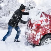 Застряла машина в снегу — что делать, куда звонить?