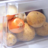 Холодильник — идеальное место для хранения картофеля