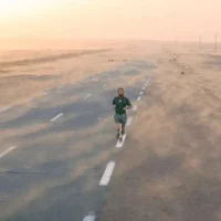 Расселл «Hardest Geezer» Кук завершил марафон по Африке