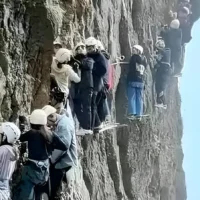 Группа туристов застряла у пика горы Янданшань в КНР