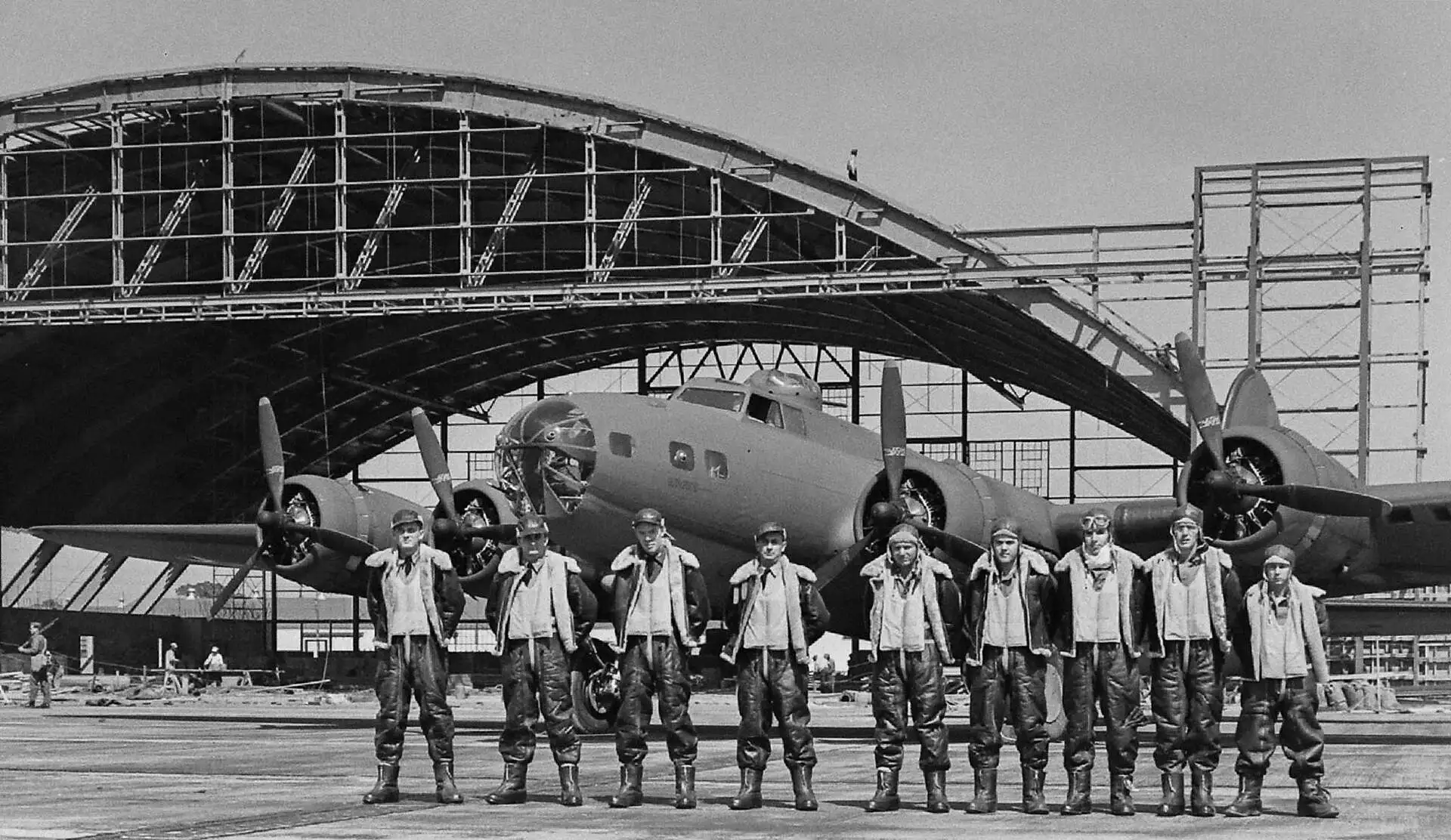 Чоловік 40 років відновлює бомбардувальник B-17