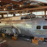 Чоловік 40 років відновлює бомбардувальник B-17