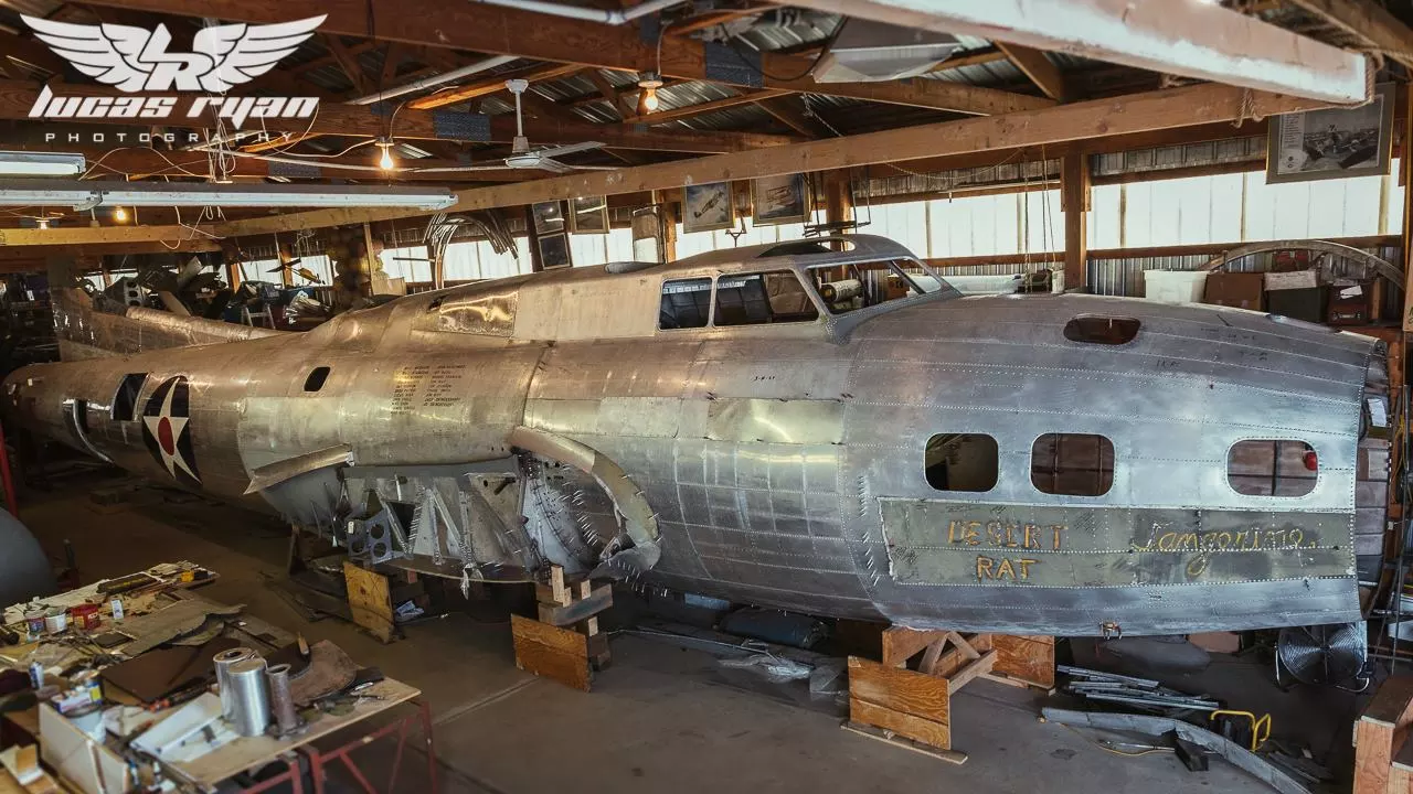 Чоловік 40 років відновлює бомбардувальник B-17