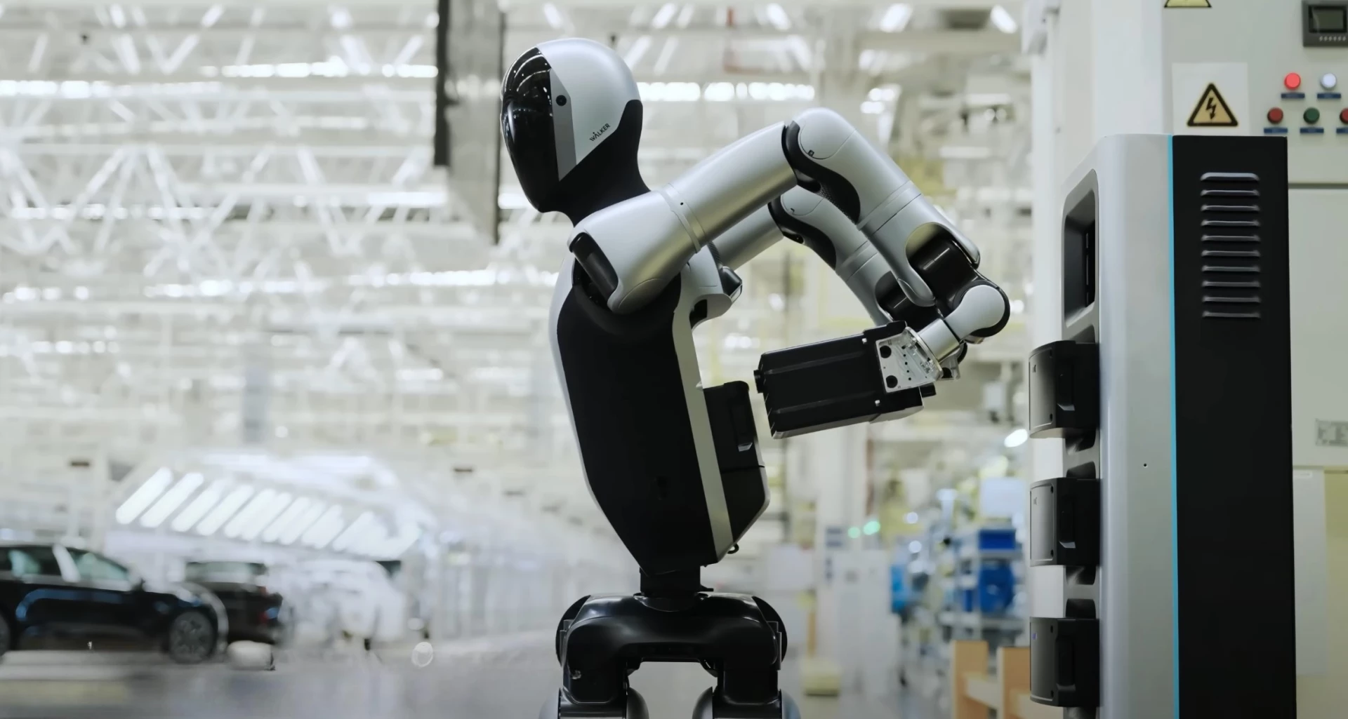 Робот UBTech Walker S2 сам замінює свій акумулятор