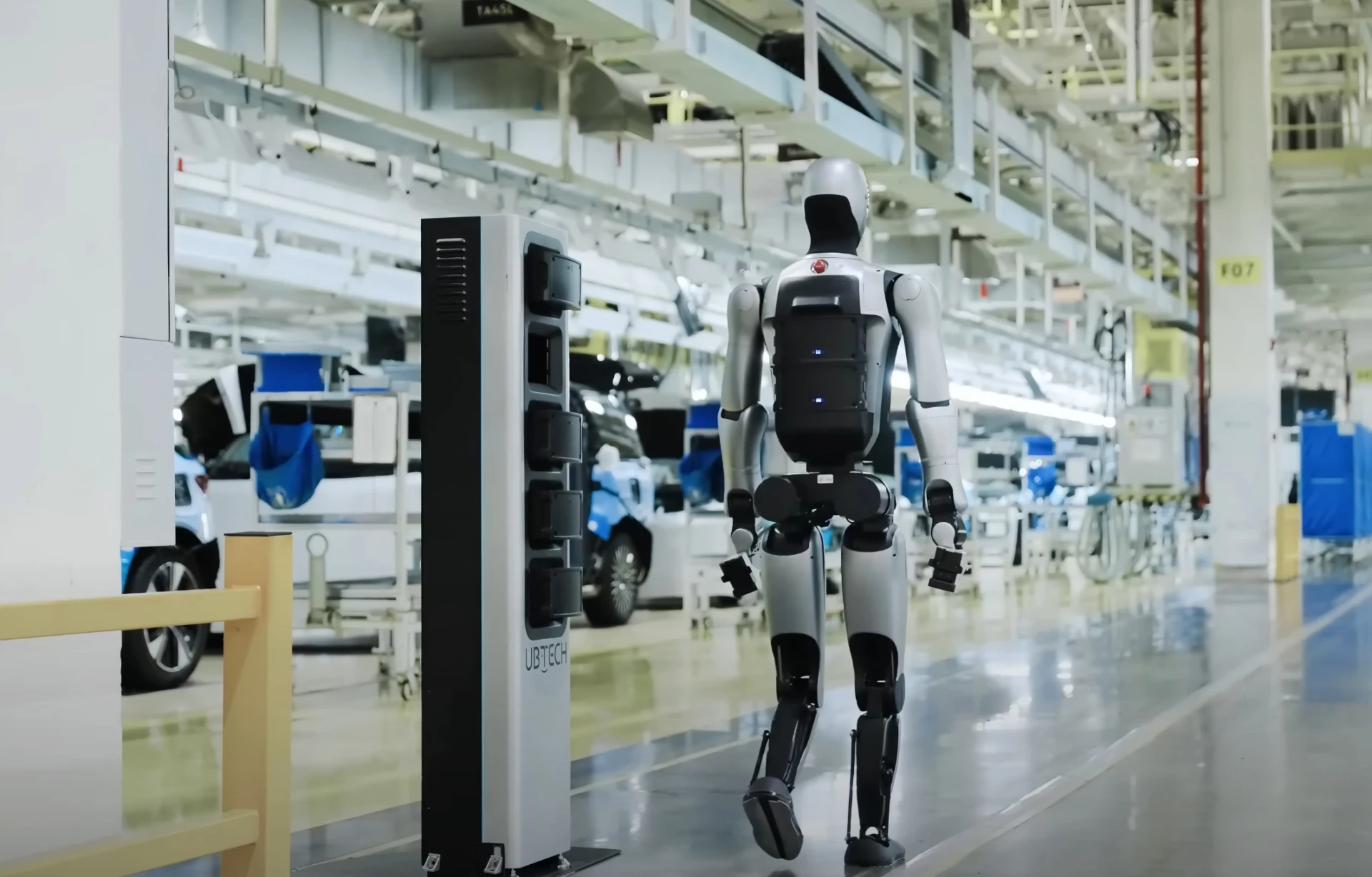 Робот UBTech Walker S2 сам замінює свій акумулятор